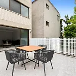 Stylish,2Br With Private Patio Near Sydney Icons